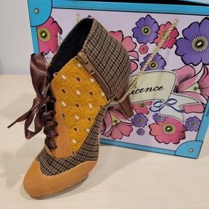 Sz 7M Poetic License "Betsey's Buttons" Lace-up Booties Mustard Brown Gold